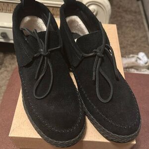 UGG Woodlyn Moc size 8